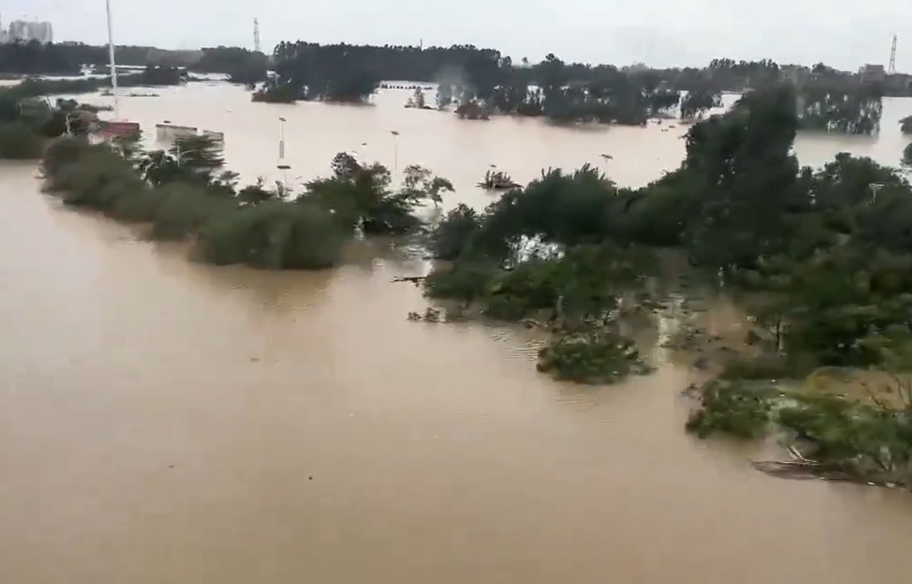 广东沿海多处地区受台风三巴影响，大暴雨致严重水浸。影片截图