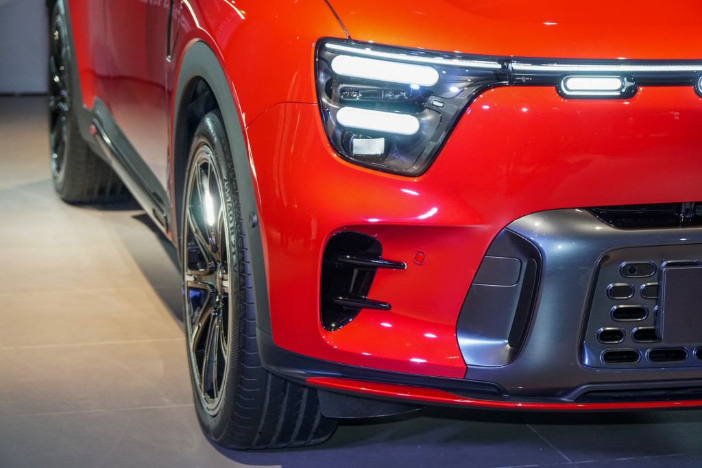 smart #5純電動SUV香港發表:高性能BRABUS還配備全套專屬車身包圍、21吋Monoblock Z合金輪圈與紅色制動卡鉗,結合後門下方「BRABUS」徽章,突顯強者風範。