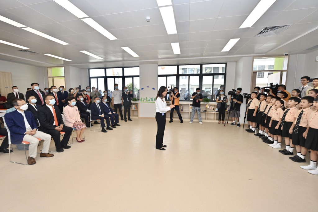 林鄭月娥(前排左三)欣賞學生合唱表演。政府新聞處圖片