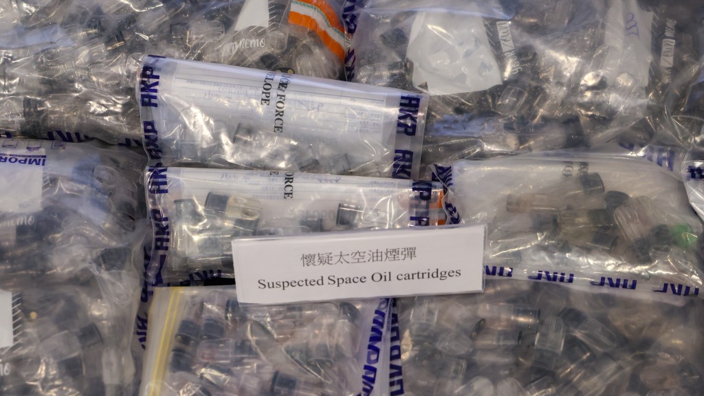 香港警方查獲的「太空油」。 路透社 香港警方查獲的「太空油」。 路透社