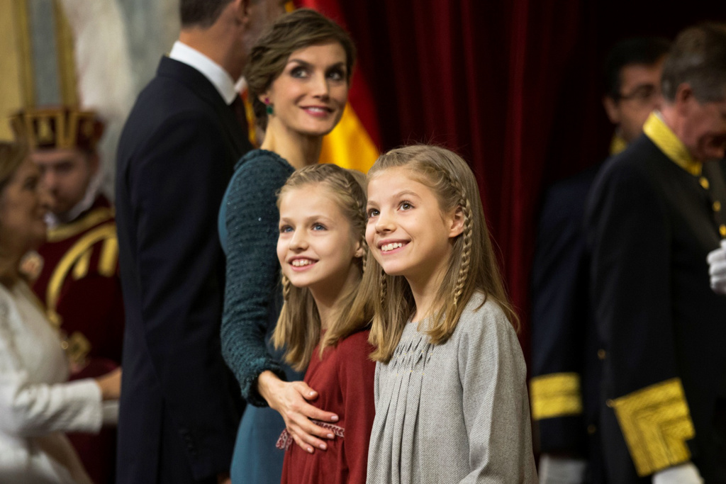 2016年的Princess Leonor (左邊小女孩）及妹妹Princess Sofia (右邊女孩）。美聯社
