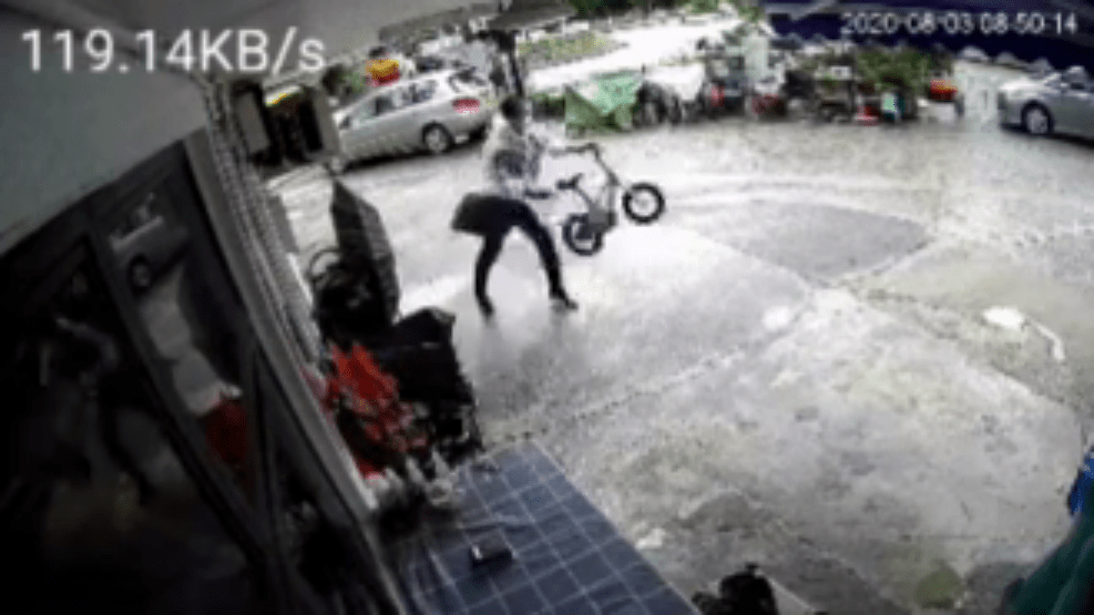 事發於2020年,男子拿起兒童單車,一邊粗口橫飛一邊大力扔走。 事發於2020年,男子拿起兒童單車,一邊粗口橫飛一邊大力扔走。