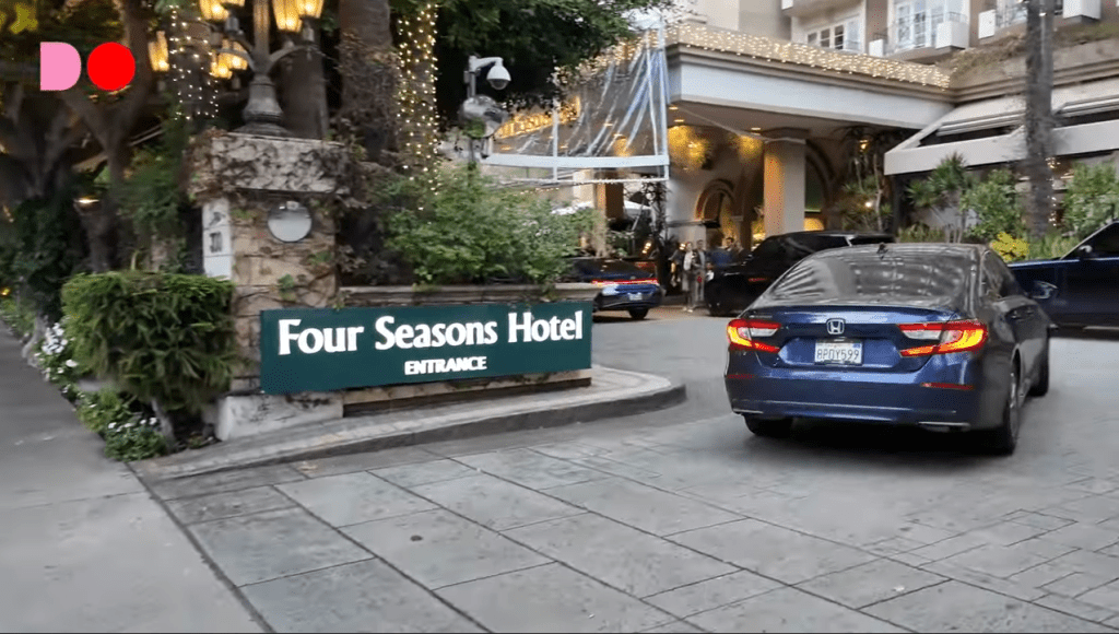 今次郑裕玲获华纳电影公司安排，入住比华利山的四季酒店。