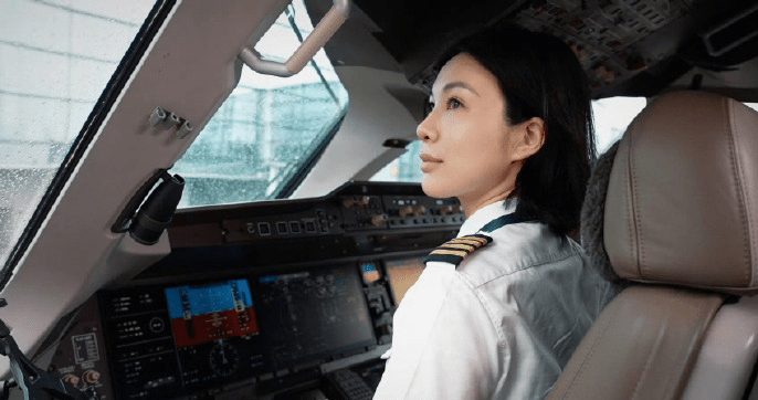全国首位国产大飞机C919女机长顺利首飞。