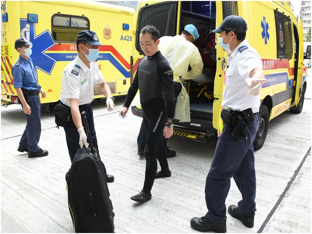 一名身穿潛水衣的男友人陪同事主送院。