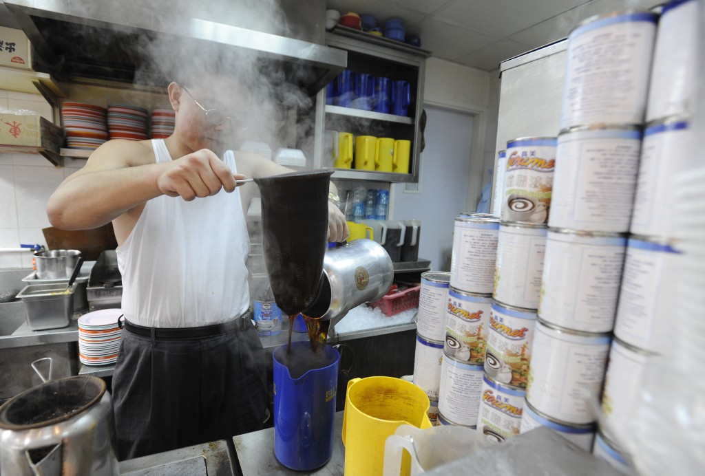 姚柏良指旅客對怎樣去沖絲襪奶茶等，都很感興趣。資料圖片