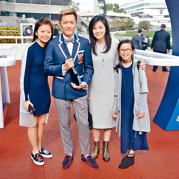 蘇志威和劉小慧曾帶兩個女兒去拉頭馬，但原來愛駒已悄悄退役。