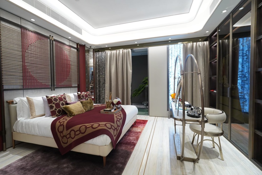 睡房搭配酒紅色地毯及掛飾。