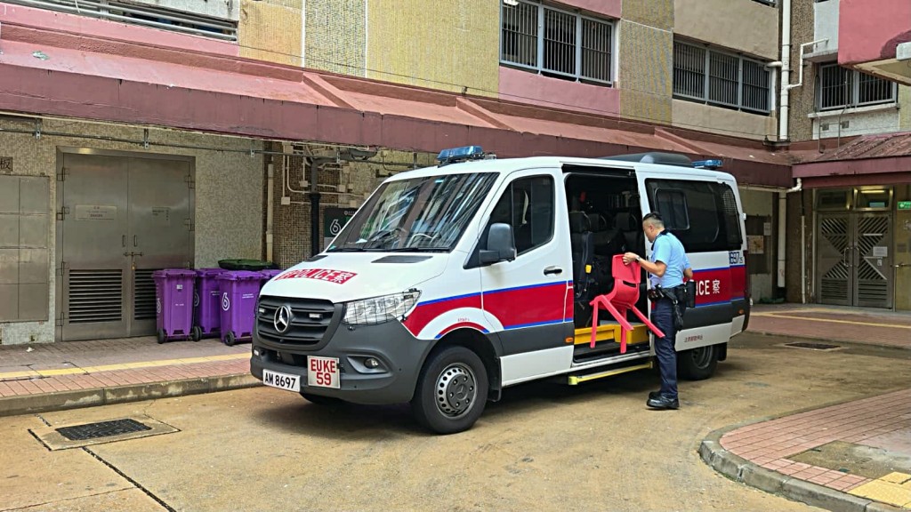 警方檢走一些涉案物件。 警方檢走一些涉案物件。