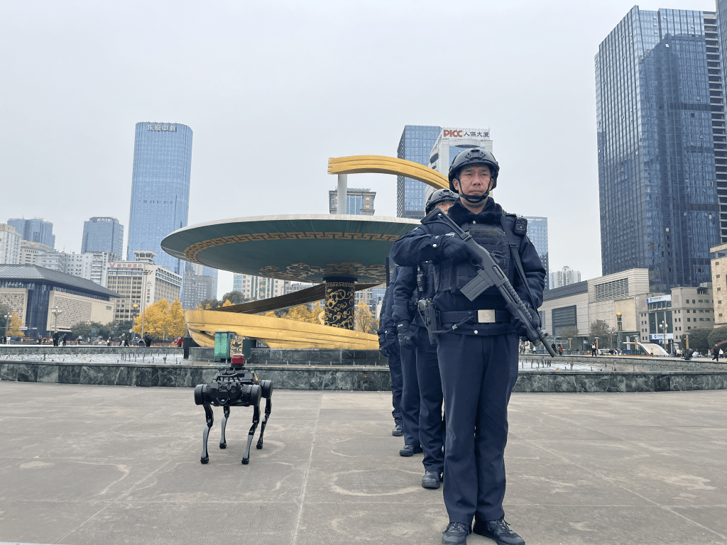 智能「机械狗」上街巡逻 ，充满科技感。