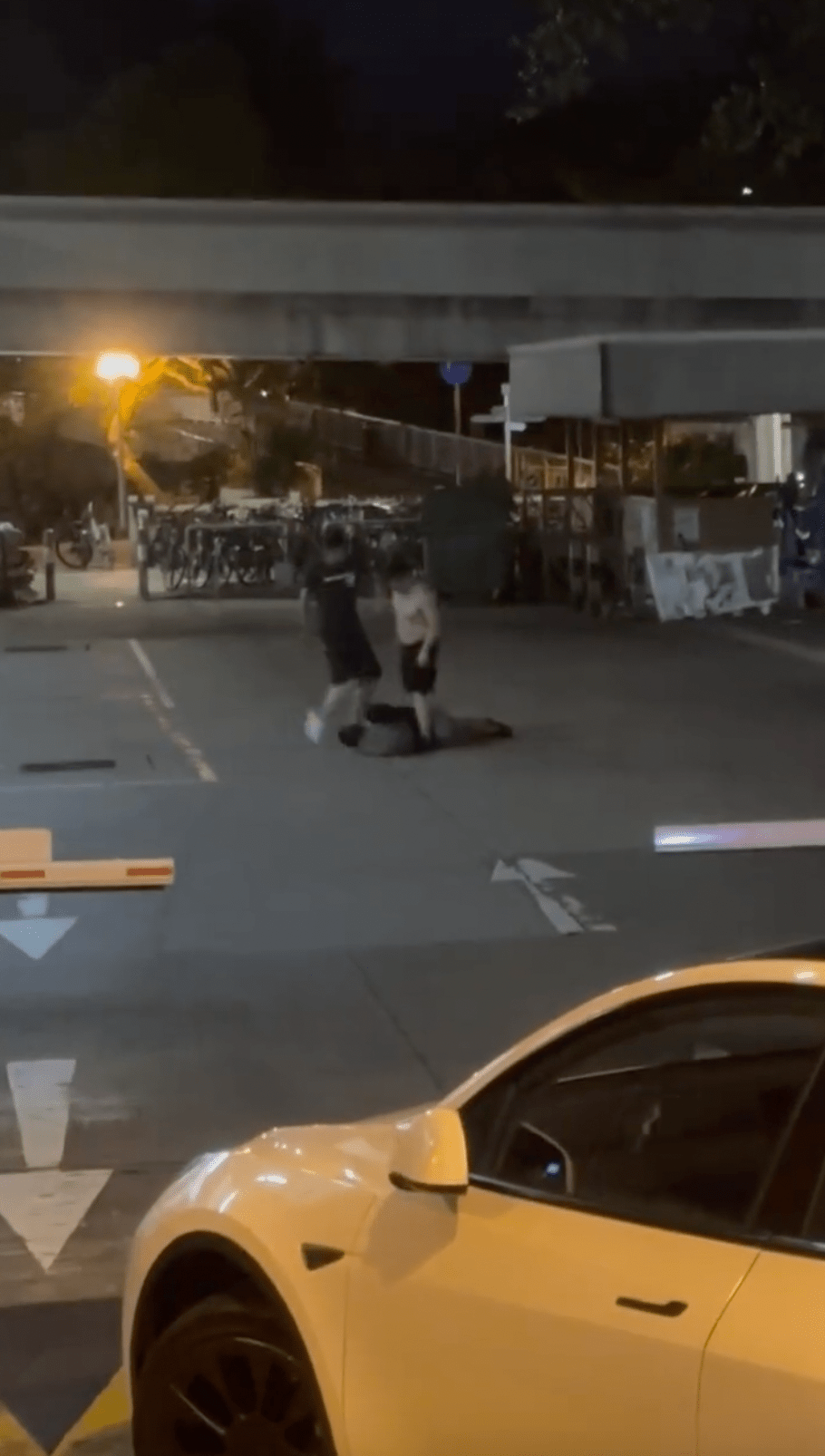 疑似早前受壓的年輕男召來外援,一同將中年漢踢至地上並圍毆其頭部。 疑似早前受壓的年輕男召來外援,一同將中年漢踢至地上並圍毆其頭部。