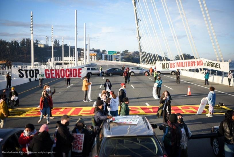 美國時間周四（16日）早上繁忙時間，逾200人在海灣大橋西行線抗議，要求美國總統拜登呼籲以巴衝突停火。主辦單位提供相片