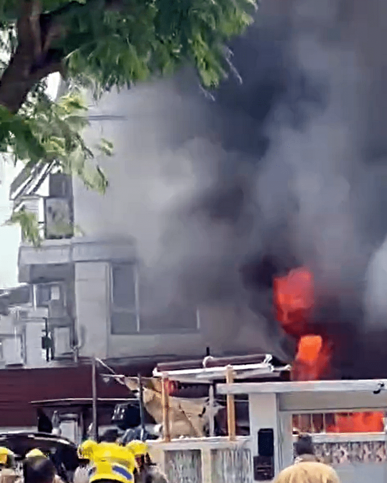 村屋起火冒煙。fb：元朗鄉約