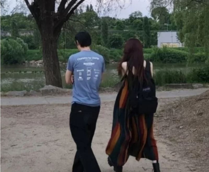 網民公開韓韶禧與蔡鐘碩約會的照片，但女方否認拍拖。