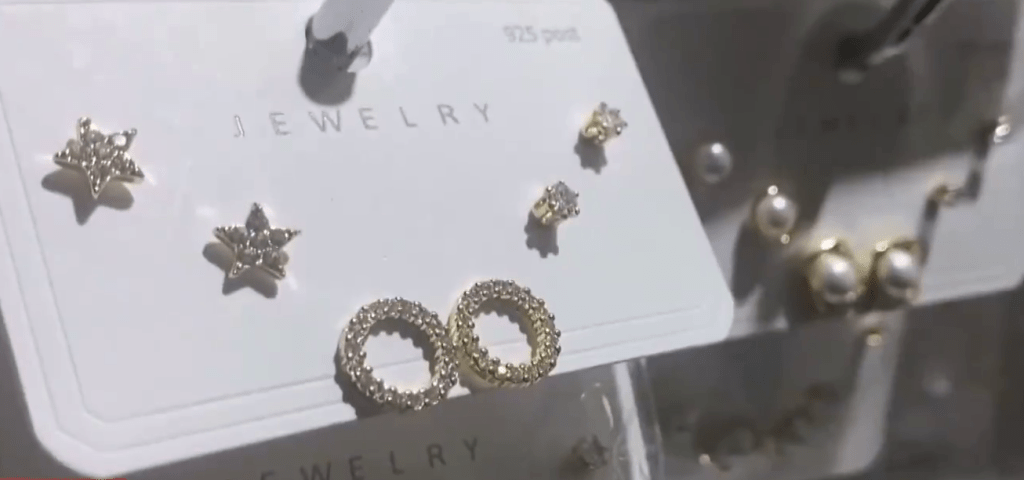 內媒披露廉價合金首飾，鎘元素最高超標9000多倍。 央視截圖