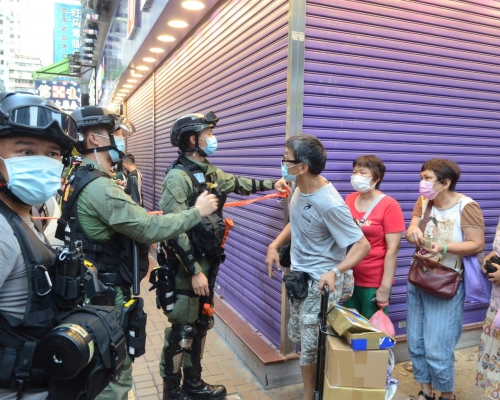 警方截查市民及記者。