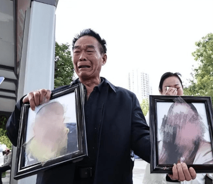 死者家屬帶同遺照出席庭審。中國新聞周刊 