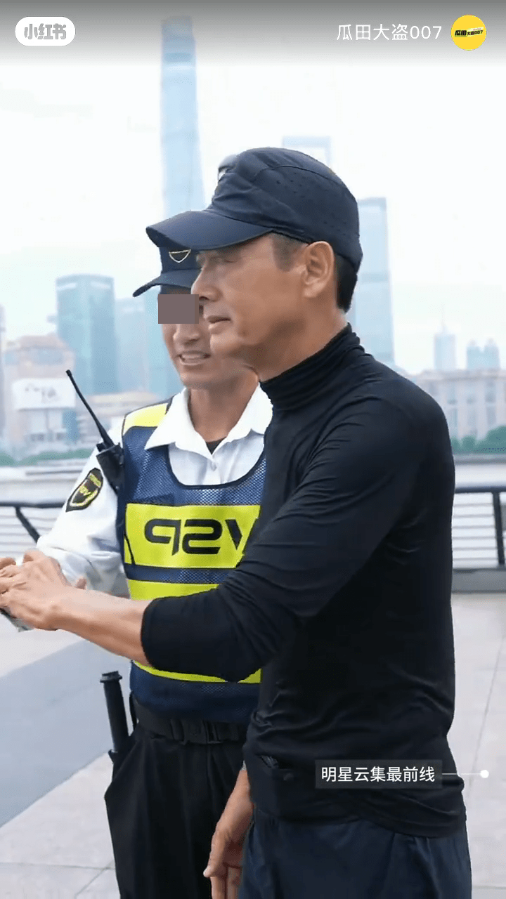 網民指周潤發假笑。 網民指周潤發假笑。