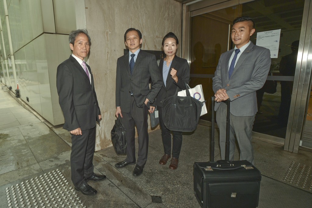 Thapa Kamala代表大律師梁耀祥(左一)和律師侯振輝(左二)。資料圖片