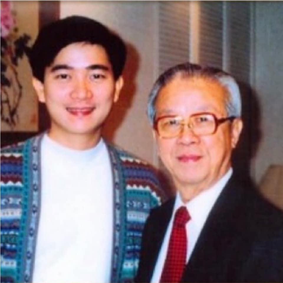 陳百強父親陳鵬飛是中環金寶表行創辦人。