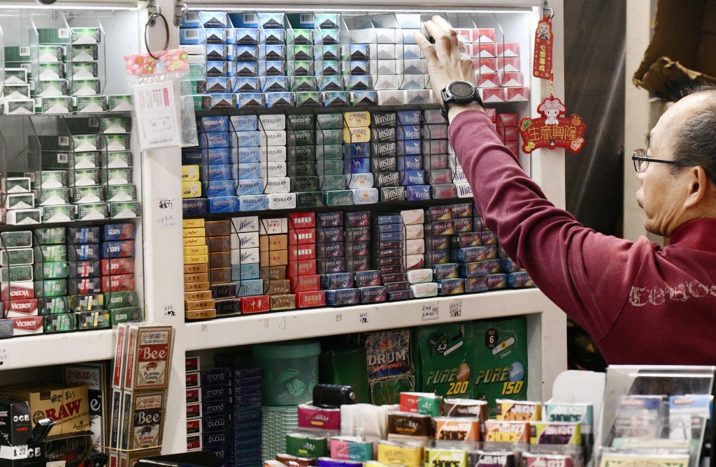 市面上主要品牌捲煙每包售價約78元，稅率佔比超過六成。盧江球攝