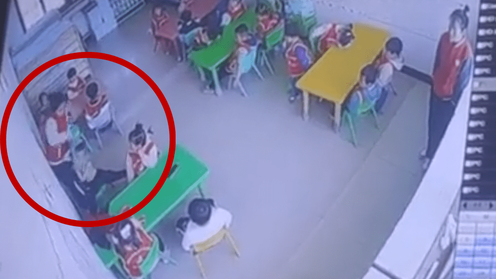 女幼師脫光男童上衣,另一老師袖手旁觀,閉路電視畫面曝光惹民憤。