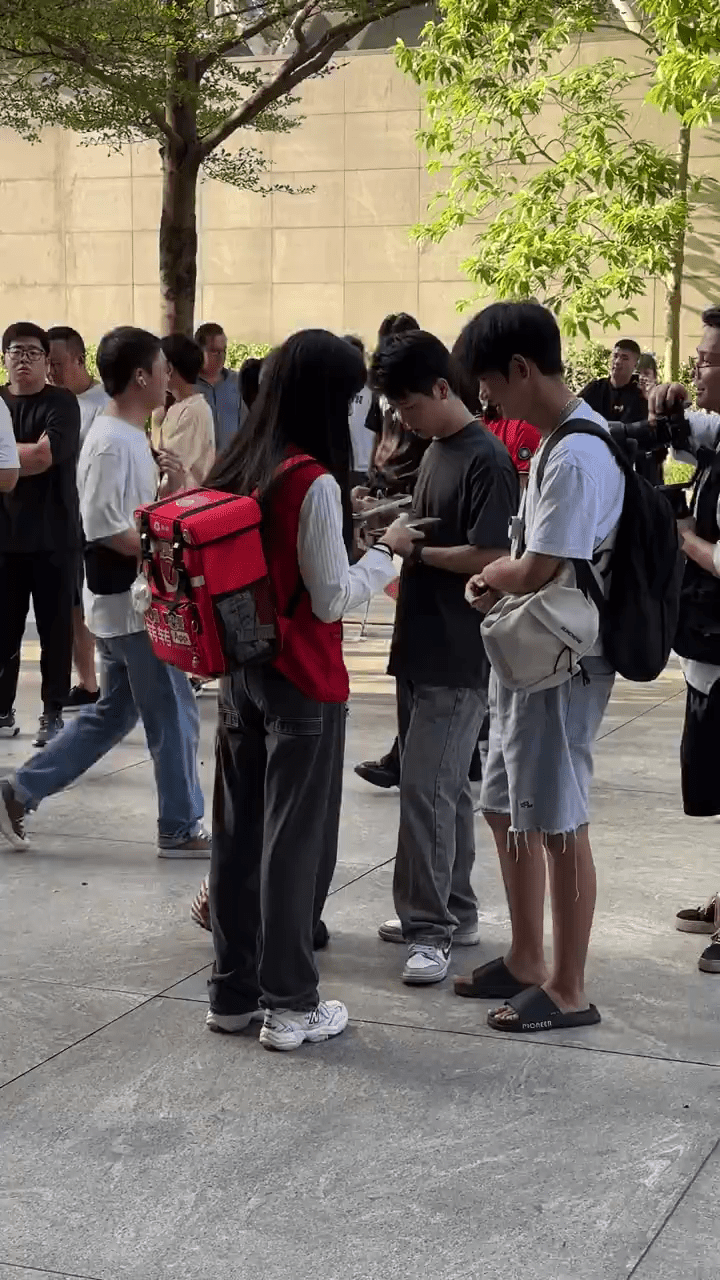 深圳苹果直销店门口排了长龙，还有二手平台的人员。