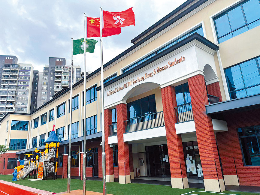 廣州暨大港澳子弟學校總校長鄭景亮（下圖）證實，早於去年九月已向考評局提交二四年將有首批考生參與文憑試的申請。