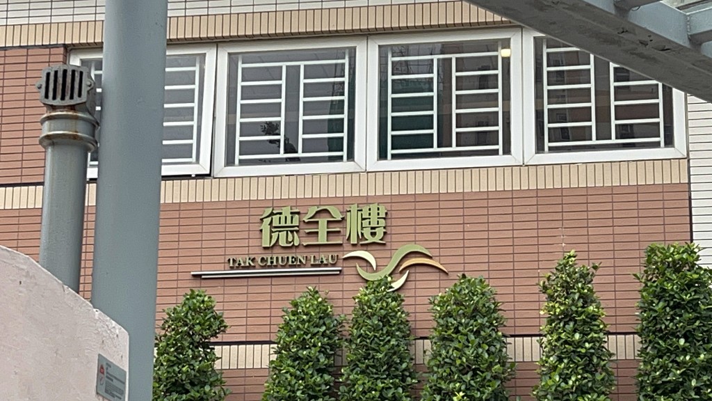 死者跌落德全樓對開。楊偉亨攝 死者跌落德全樓對開。楊偉亨攝