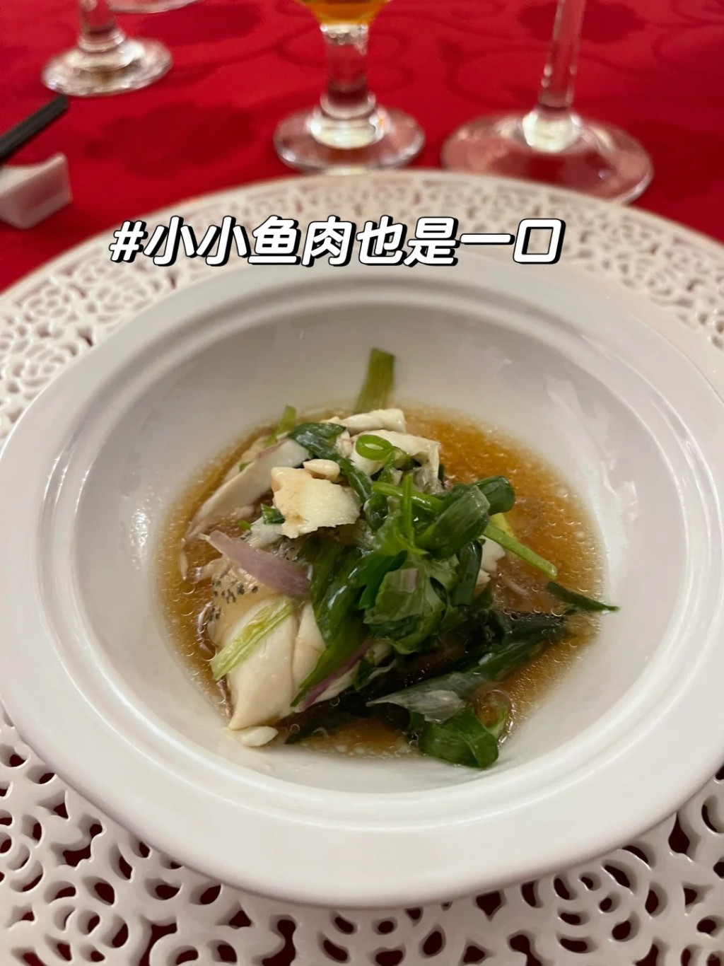 內地網民對婚禮採用「分餐制」模式大感驚訝，表示「小小魚肉也是一口」