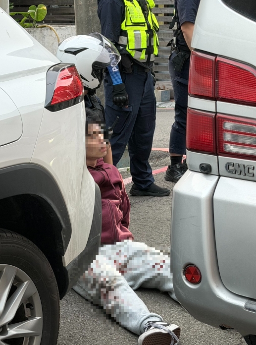 陈男的裤子沾染血迹。 中天新闻