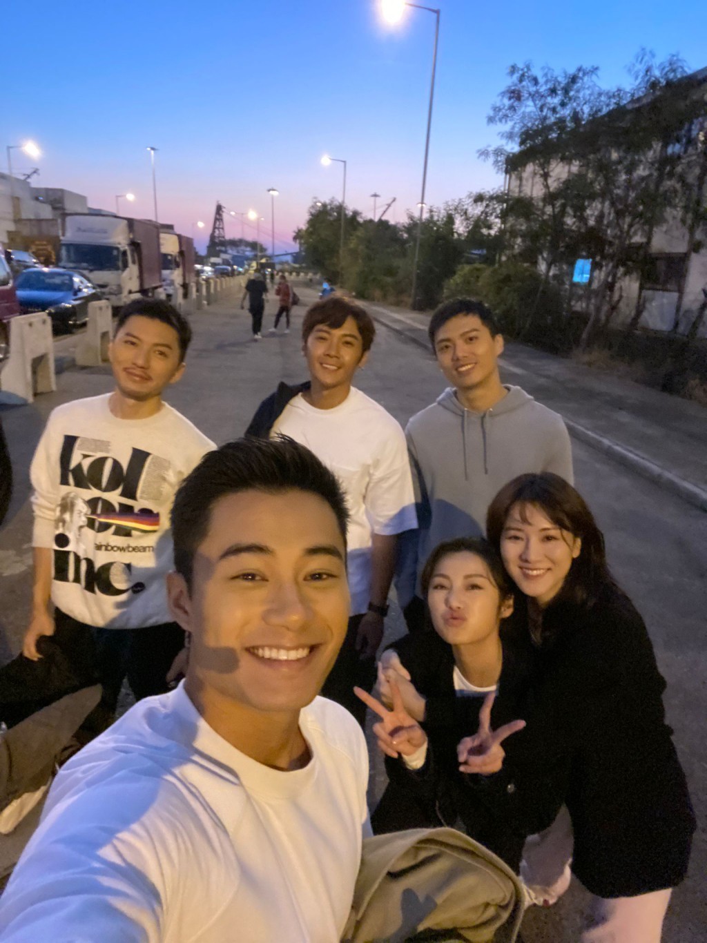 拍完一樣咁老友。