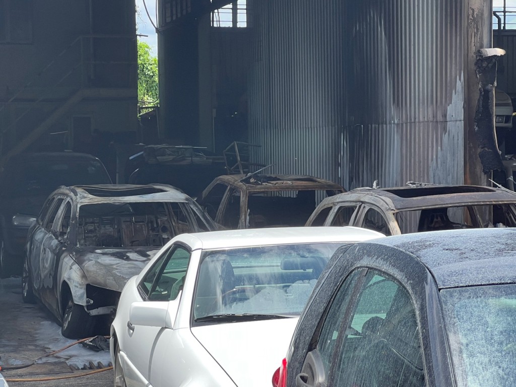 火警中有７部車輛被焚毀。許兆峰攝