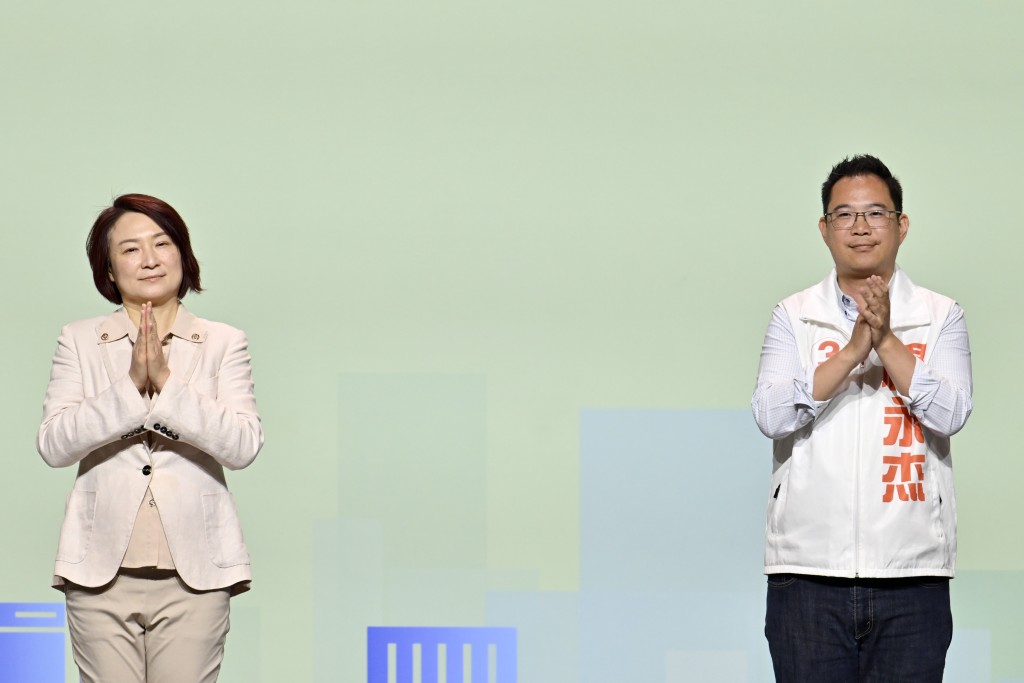 地方選區,九龍中當選人李慧琼、楊永杰。劉駿軒攝 地方選區,九龍中當選人李慧琼、楊永杰。劉駿軒攝