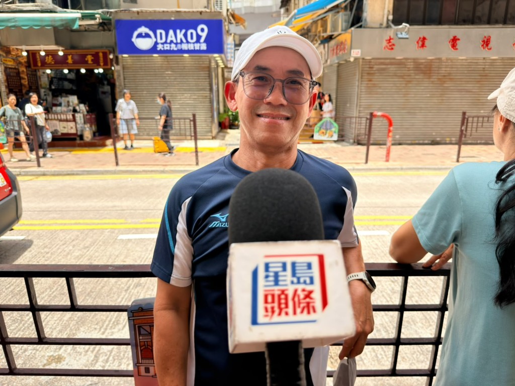 居民冼先生苦等水車逾2小時無果,大呼無奈。梁國峰攝 居民冼先生苦等水車逾2小時無果,大呼無奈。梁國峰攝