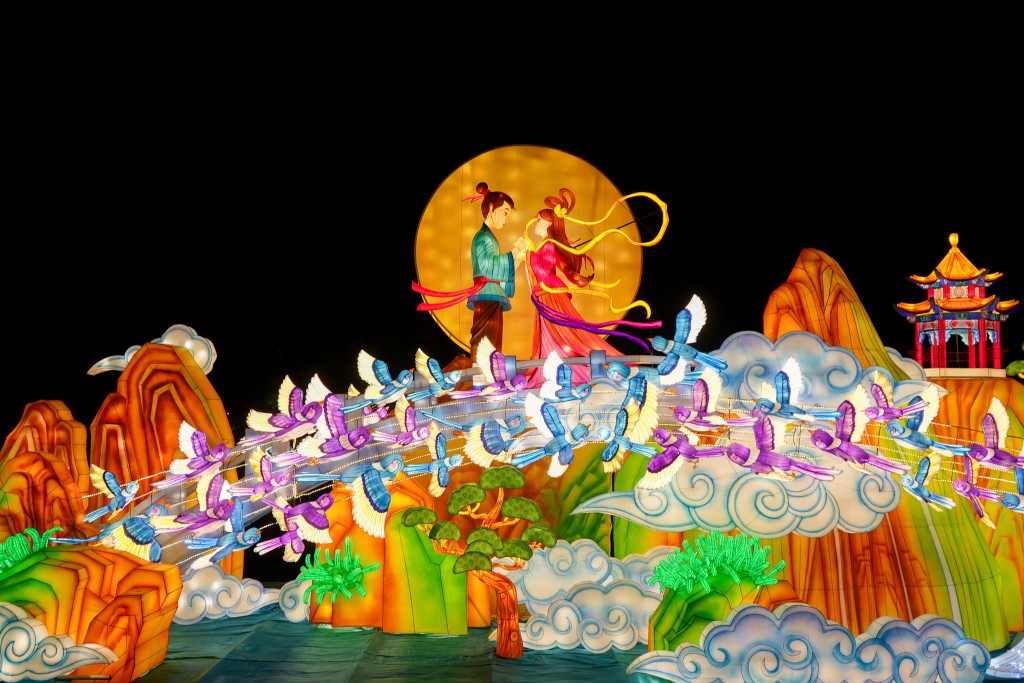 「鵲橋相會」花燈是「濱海花園慶中秋」的焦點。