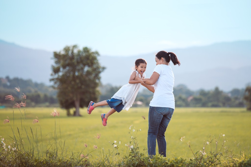 當孩子習慣身體離開地面的感覺後，才讓他自行練習跳躍動作。