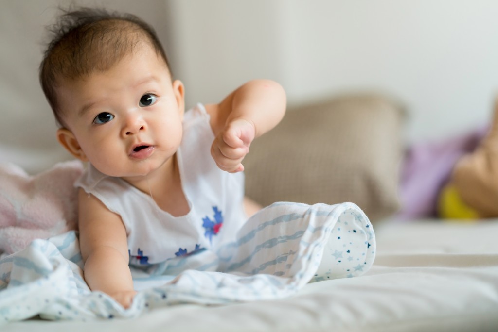 隨着大肌肉發展，寶寶在七個月至一歲左右開始懂得坐起來、扶企、爬行，夜半醒來時有機會因好奇而練習新的大肌肉運動，導致睡眠倒退。