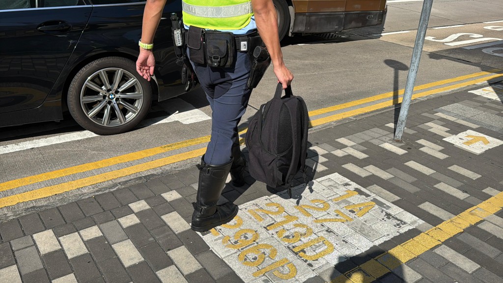 警方檢走司機背囊作證物。