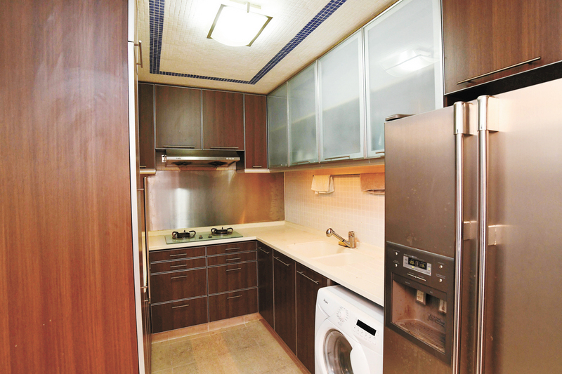 ■廚房以深啡色調為主，已有廚櫃等設備。