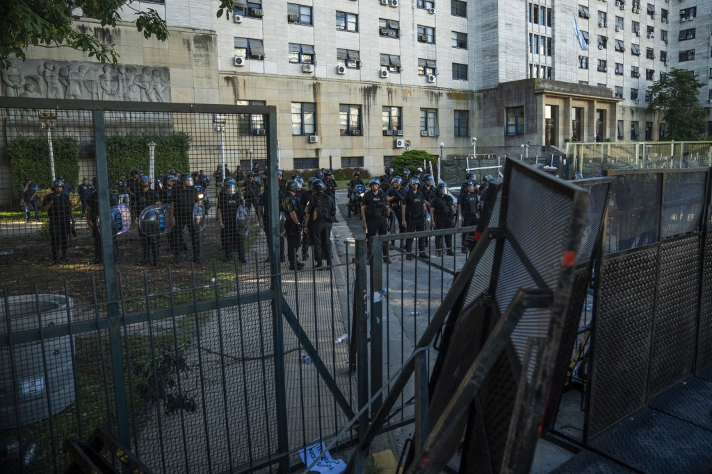 审讯期间，在阿根廷布宜诺斯艾利斯，防暴警察守卫著联邦法院大楼。AP