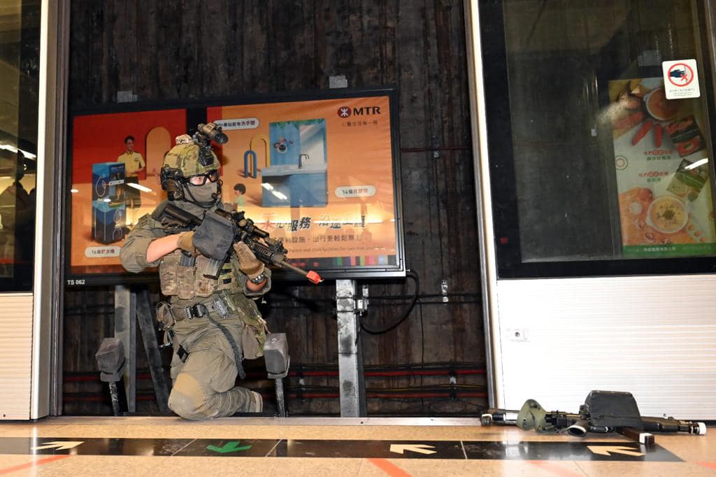 警方周六於鑽石山港鐵站舉行代號「風行」(WINDWALK)的反恐演習。(警方圖片)