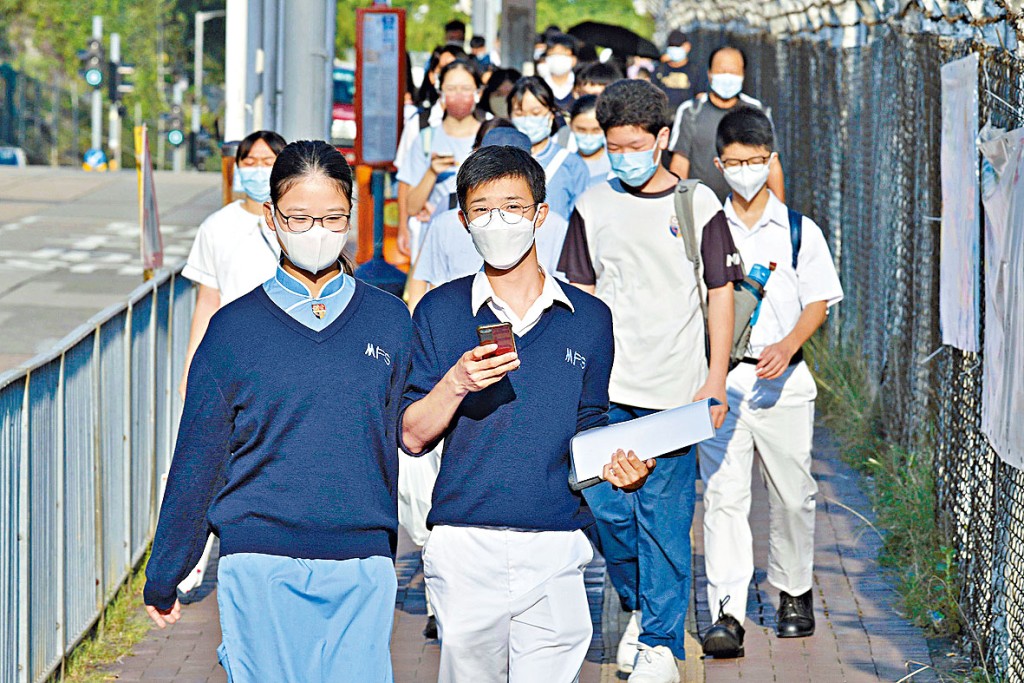 教育局明天到全港中小學「點人頭」，中學校長會昨發信促請政府彈性調整派位安排，凍結班數五年。