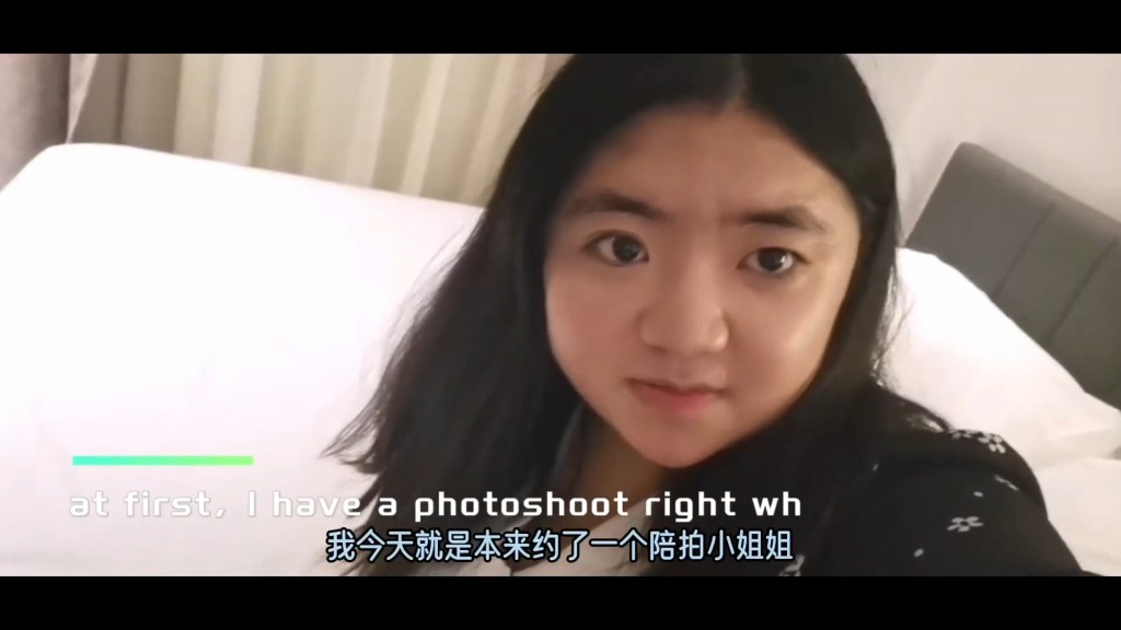 何嘉珍于YouTube上载Vlog，分享以年轻人角度到深圳的购物体验。  ​