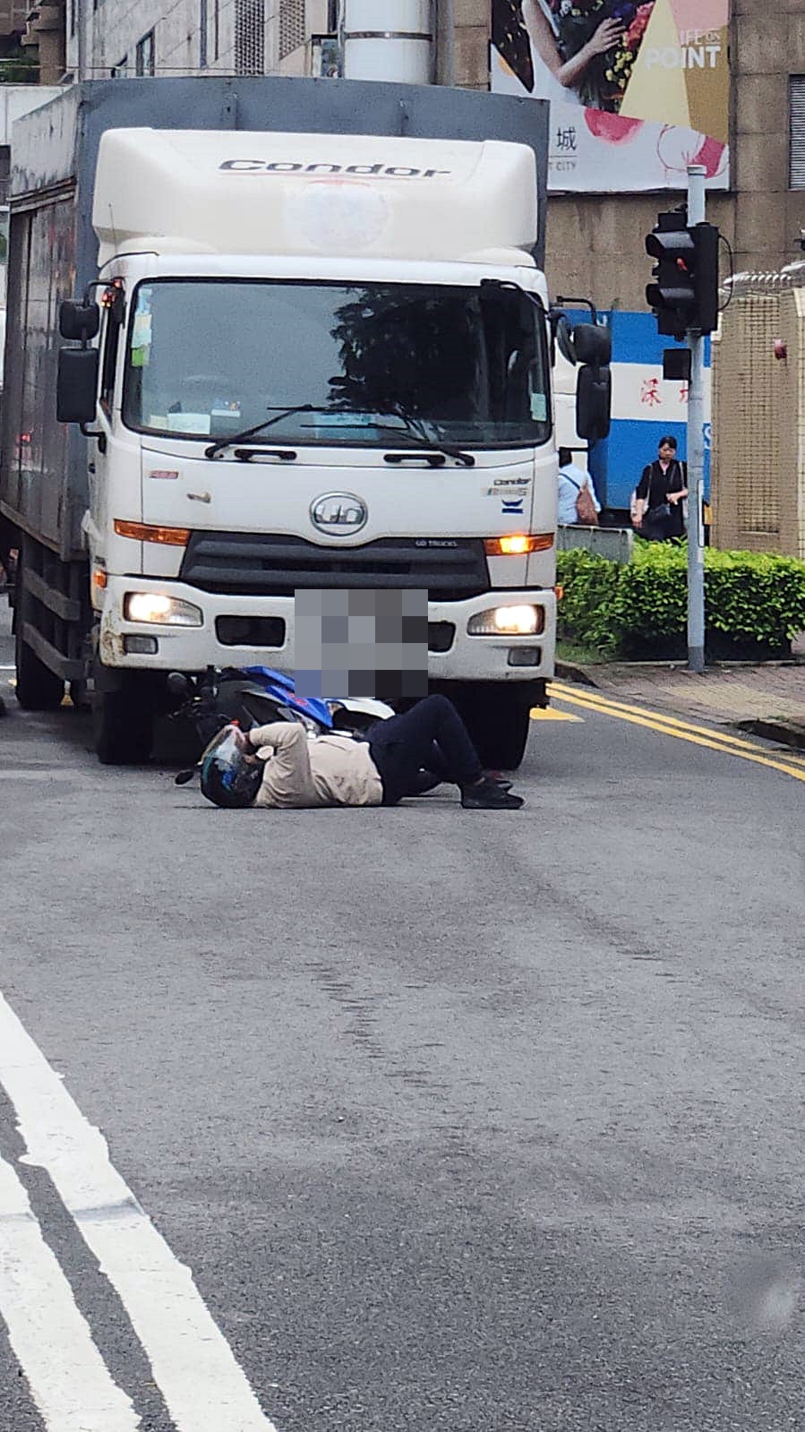 货车撞到电单车。fb：车cam L（香港群组）