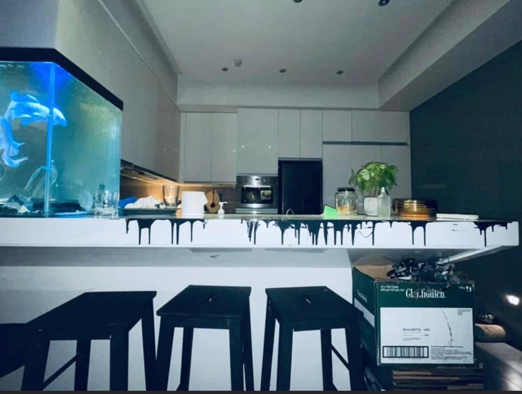 長型吧枱也有塗鴉。