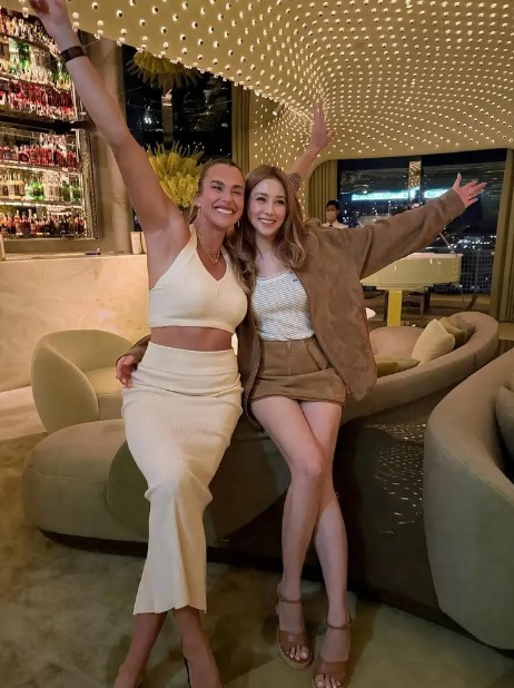 徐子淇曾跟女子網球世界一姐莎芭蘭卡在餐廳中聚會。