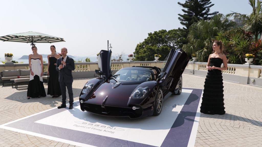 Pagani Utopia Roadster今天(1月17日)在香港浅水湾举行VIP预览会，Pagani亚太区CEO Alberto Giovanelli(左三)向嘉宾讲解新车特色。