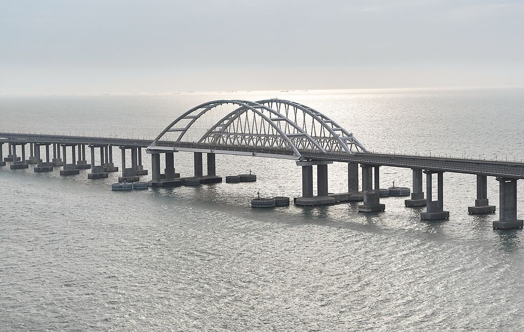 克里米亞大橋長19公里，是一座公路、鐵路兩用橋，在俄國併吞克里米亞後，普京下令建造。新華社資料圖