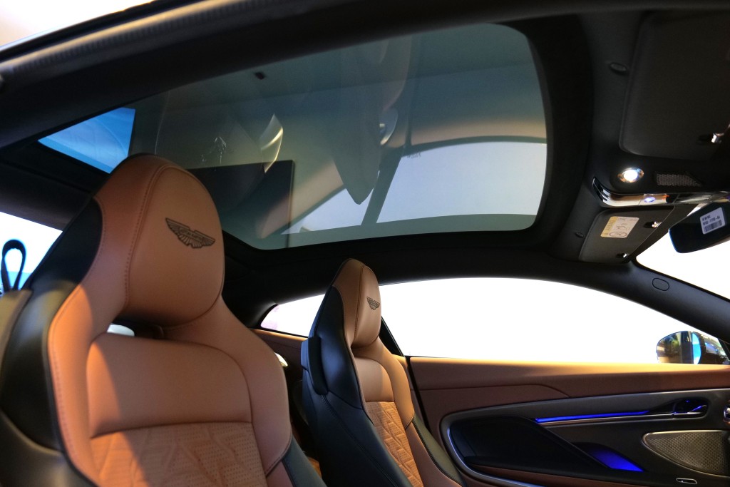 全新旗艦超跑Aston Martin Vanquish原車配有玻璃頂天窗。